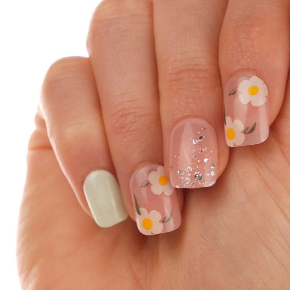 WHAT'S UP BUTTERCUP | GLOSS SHORT SQUARE PRESS-ON NAILS